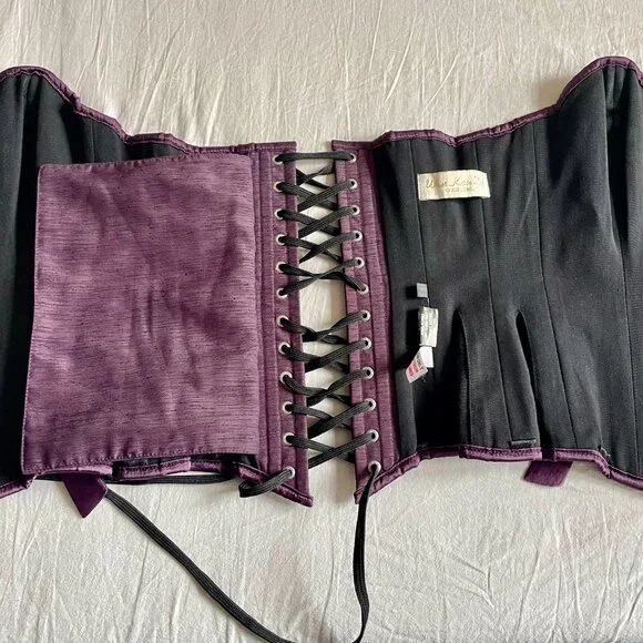 Vintage Overbust Corset - Picture 4 of 7